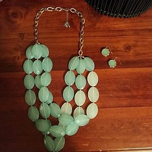 Super cute mint colored necklace and earrings set